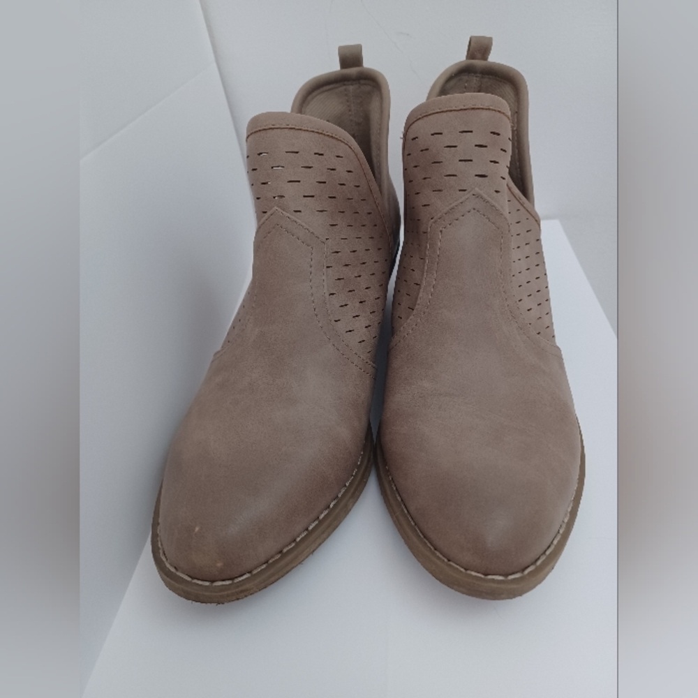 Womens Tan Slip-On Shoes